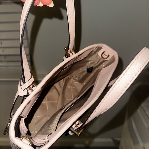 Michael Kors purse in like new condition - Picture 3 of 3